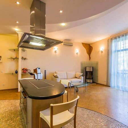 3-Room Apartments On Khreshchatyk. Building With Star Kiew Exterior foto