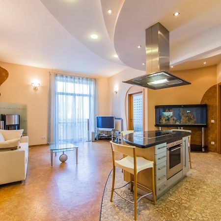 3-Room Apartments On Khreshchatyk. Building With Star Kiew Exterior foto