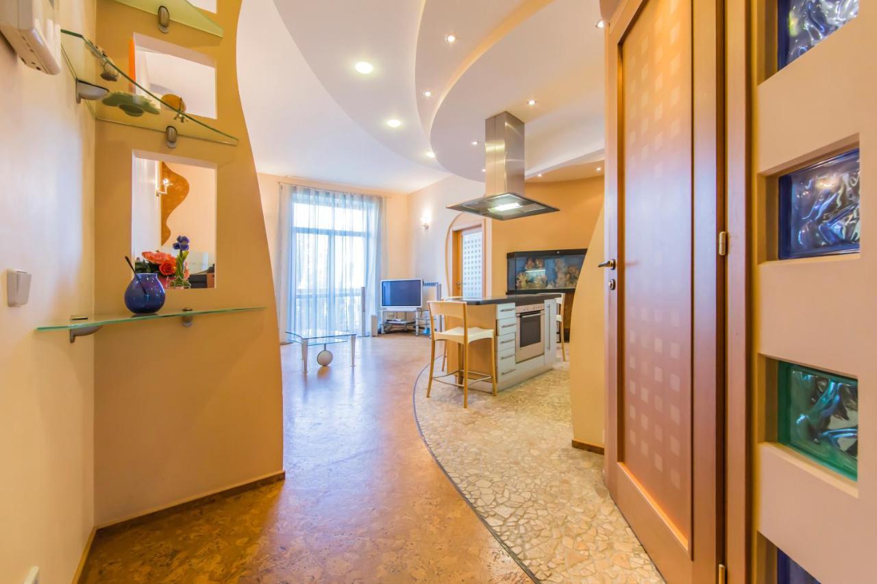 3-Room Apartments On Khreshchatyk. Building With Star Kiew Exterior foto