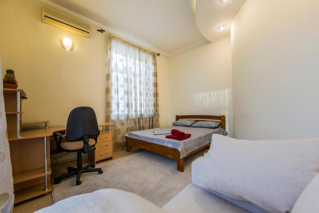 3-Room Apartments On Khreshchatyk. Building With Star Kiew Exterior foto